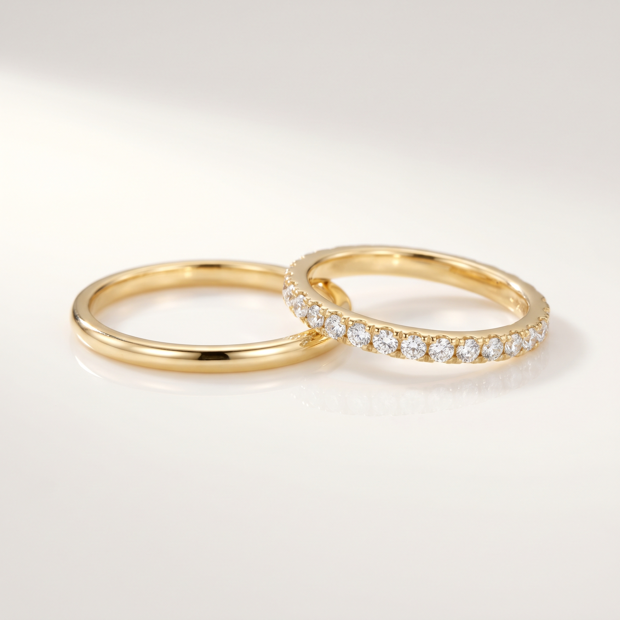 Eheringe Eternity Pair in 18k Gold, ein Ring mit Diamant-Vollbesatz