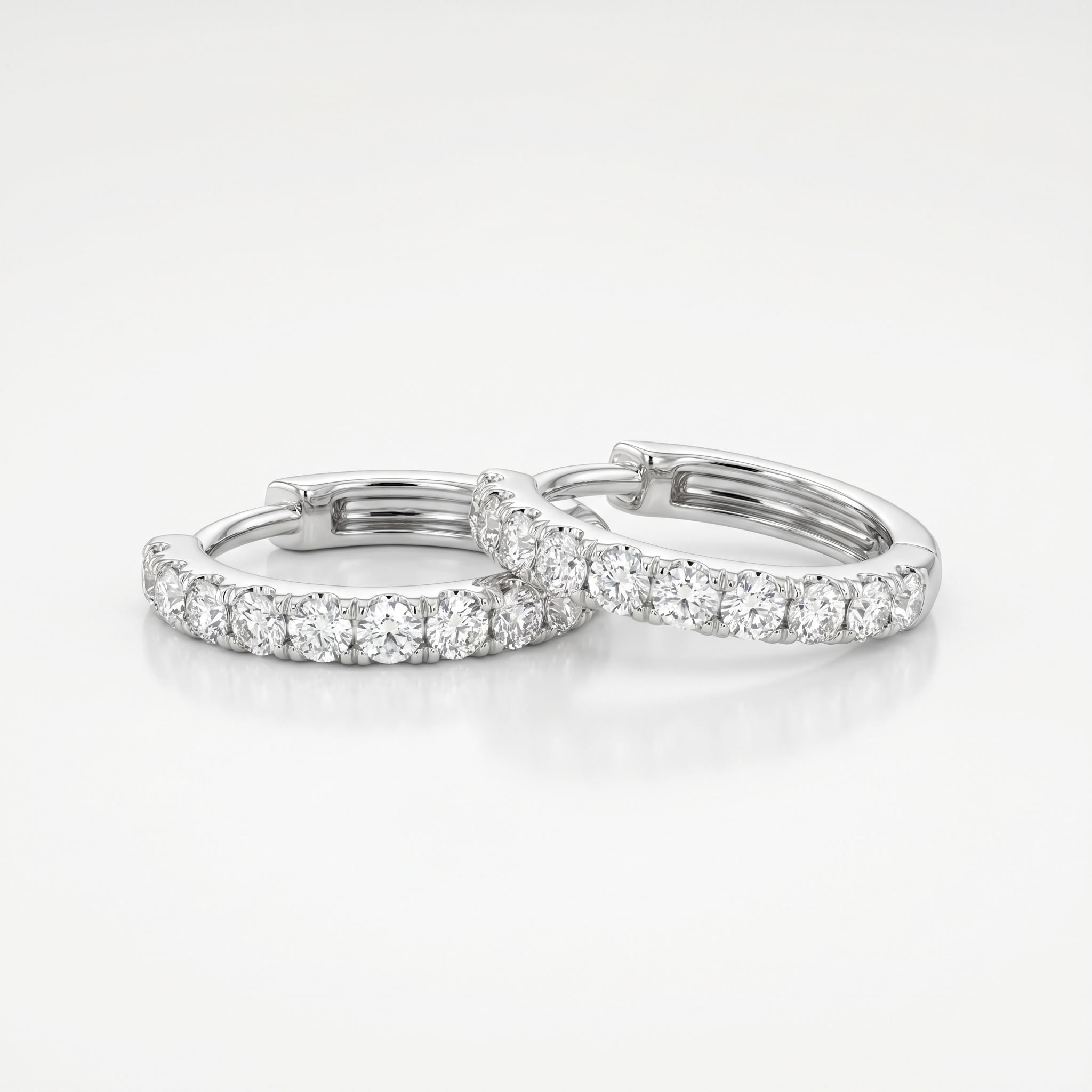 Creolen Luna in 18k Weißgold mit Diamantbesatz